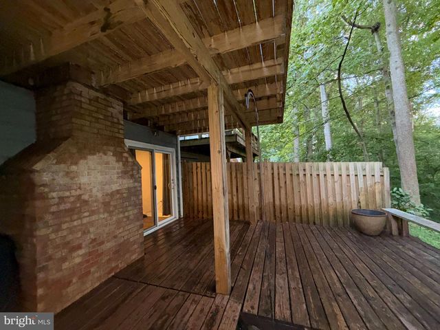 8834 SURVEYORS PL, Springfield, VA 22151