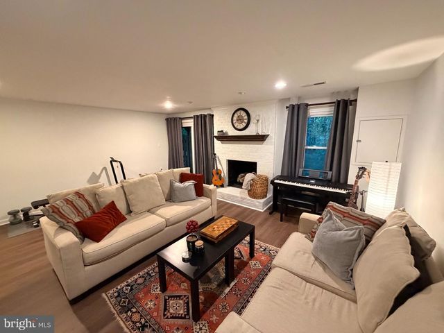 8834 SURVEYORS PL, Springfield, VA 22151
