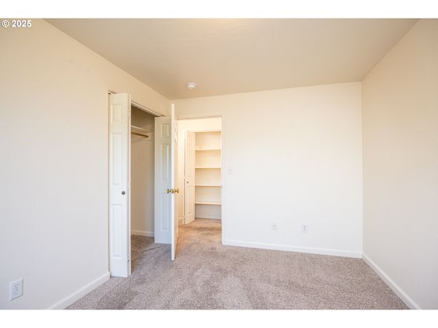 576 S 35TH St, Springfield, OR 97478