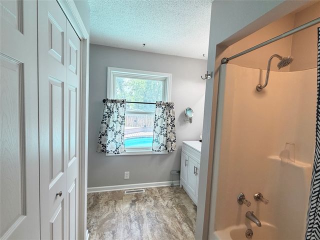 1115 N 9th Avenue E, Newton, IA 50208