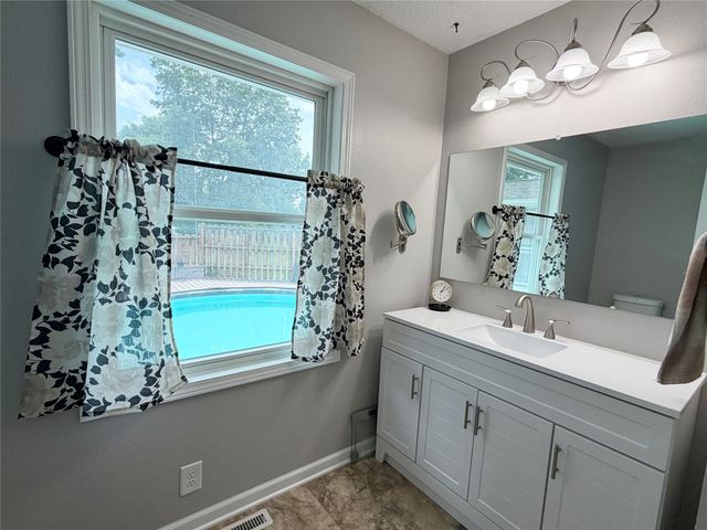 1115 N 9th Avenue E, Newton, IA 50208