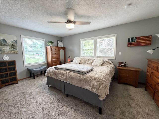 1115 N 9th Avenue E, Newton, IA 50208