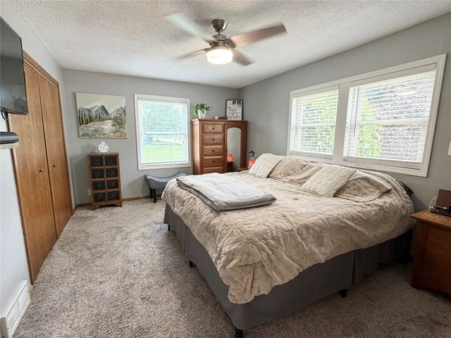 1115 N 9th Avenue E, Newton, IA 50208