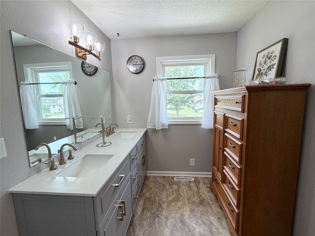 1115 N 9th Avenue E, Newton, IA 50208