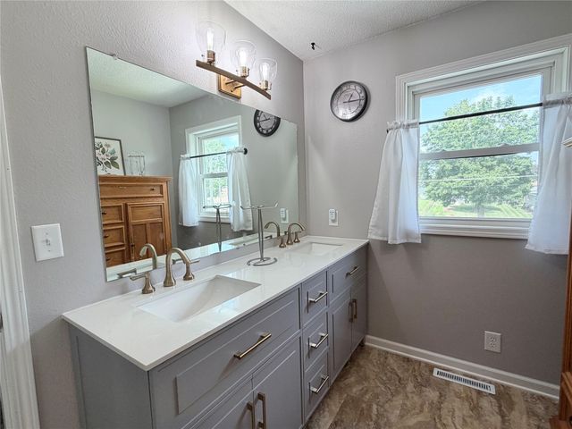1115 N 9th Avenue E, Newton, IA 50208