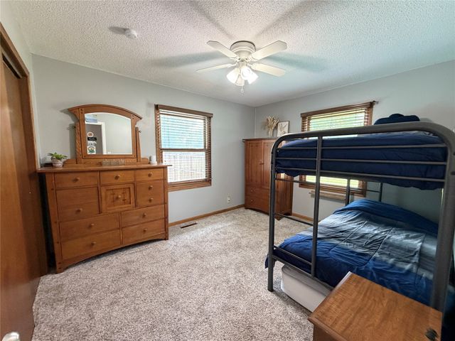 1115 N 9th Avenue E, Newton, IA 50208