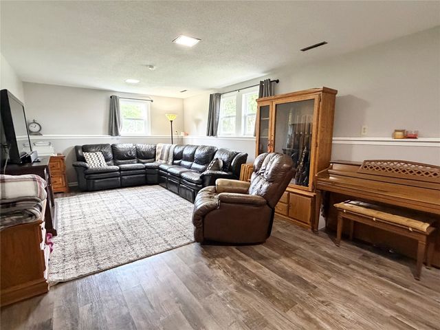 1115 N 9th Avenue E, Newton, IA 50208