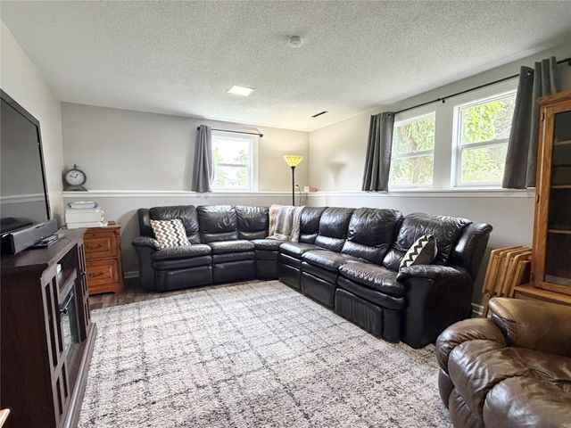 1115 N 9th Avenue E, Newton, IA 50208