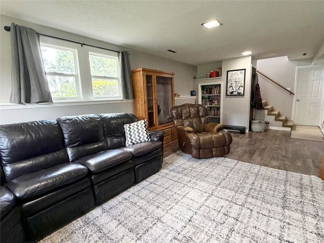 1115 N 9th Avenue E, Newton, IA 50208
