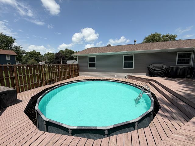 1115 N 9th Avenue E, Newton, IA 50208