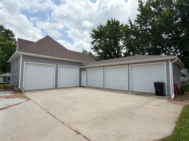 1115 N 9th Avenue E, Newton, IA 50208