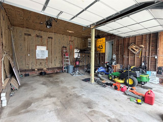 1115 N 9th Avenue E, Newton, IA 50208