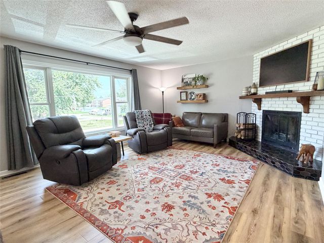 1115 N 9th Avenue E, Newton, IA 50208