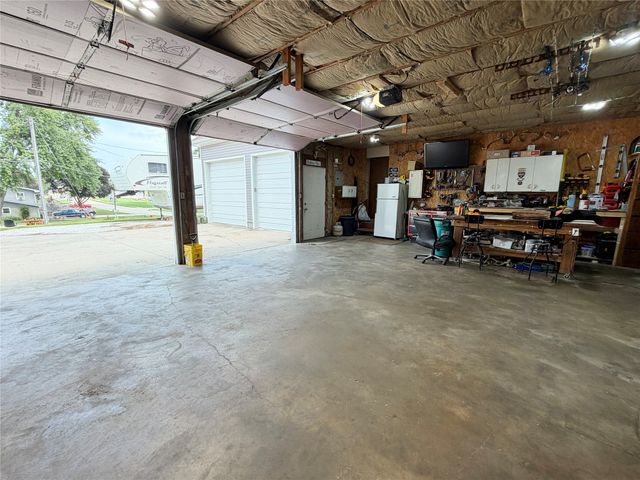 1115 N 9th Avenue E, Newton, IA 50208