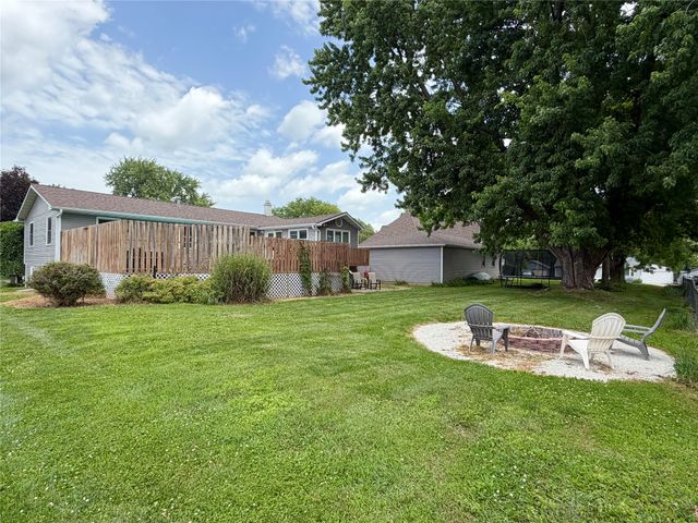 1115 N 9th Avenue E, Newton, IA 50208