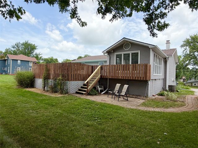 1115 N 9th Avenue E, Newton, IA 50208