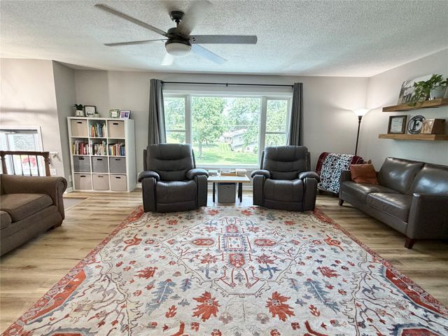 1115 N 9th Avenue E, Newton, IA 50208