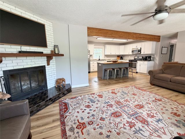 1115 N 9th Avenue E, Newton, IA 50208