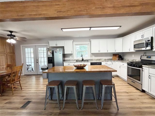 1115 N 9th Avenue E, Newton, IA 50208
