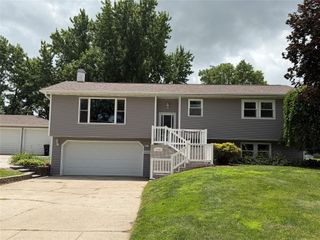 1115 N 9th Avenue E, Newton, IA 50208
