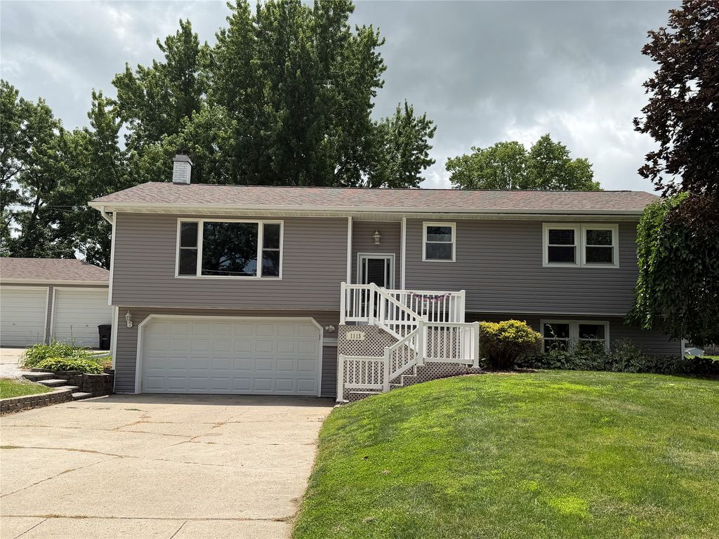 1115 N 9th Avenue E, Newton, IA 50208