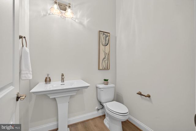 8902 HIGDON DR, Vienna, VA 22182