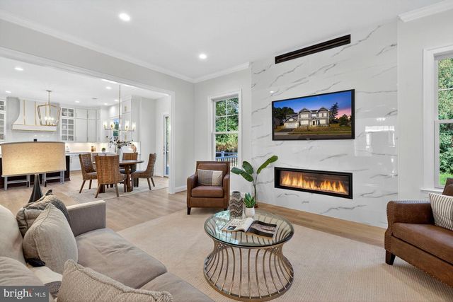 8902 HIGDON DR, Vienna, VA 22182