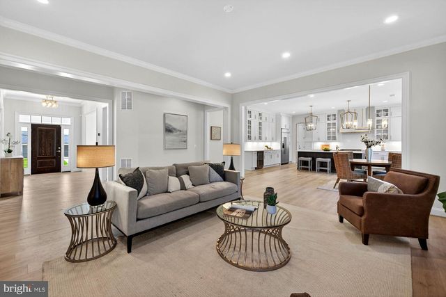 8902 HIGDON DR, Vienna, VA 22182