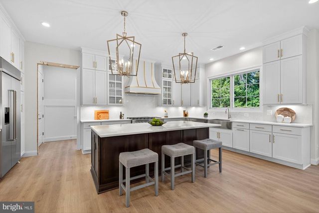 8902 HIGDON DR, Vienna, VA 22182