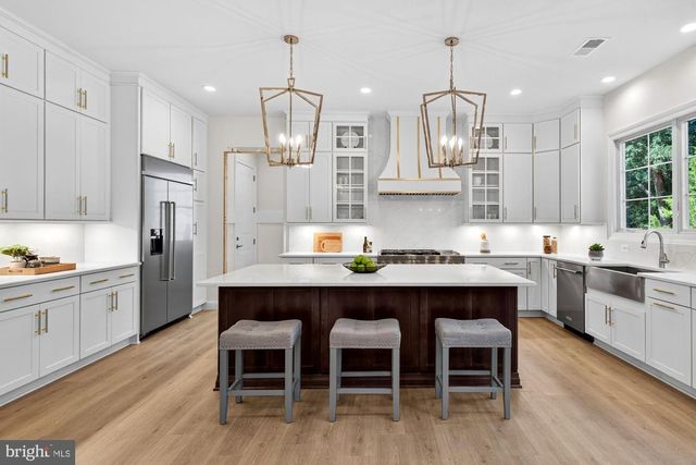 8902 HIGDON DR, Vienna, VA 22182