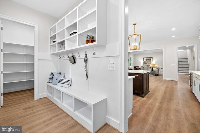 8902 HIGDON DR, Vienna, VA 22182