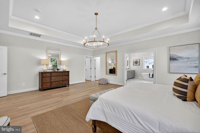 8902 HIGDON DR, Vienna, VA 22182