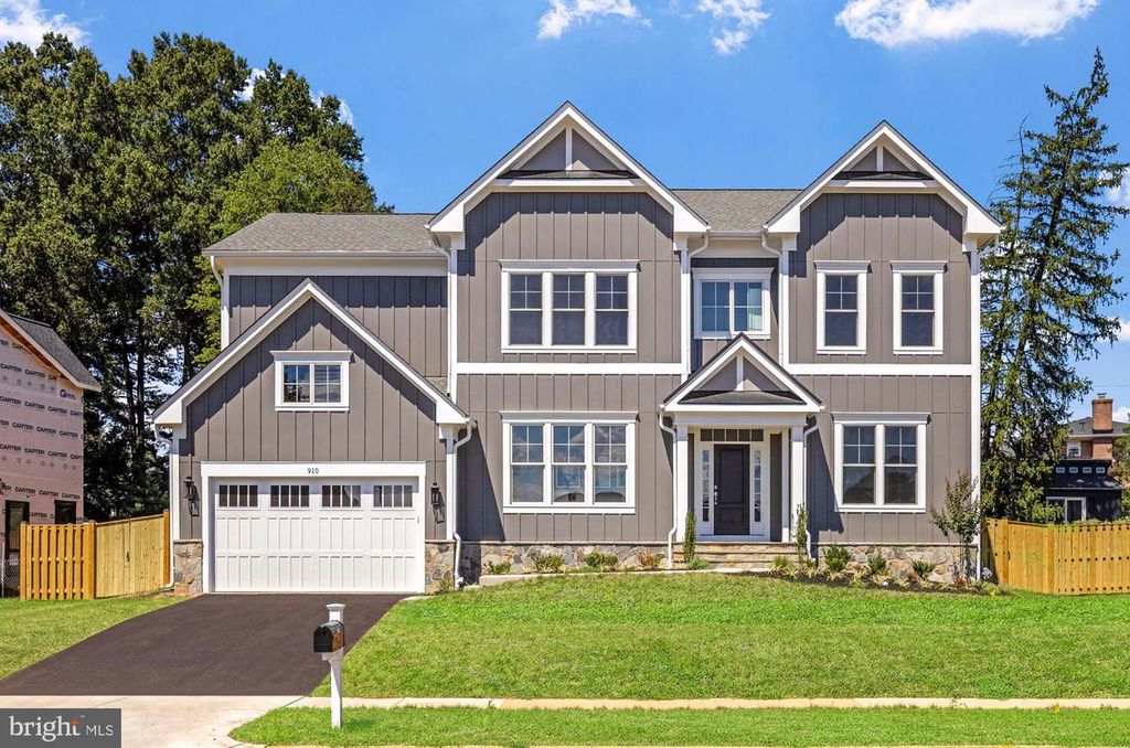 8902 HIGDON DR, Vienna, VA 22182