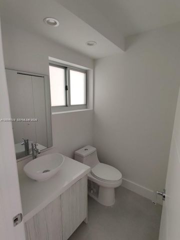 3755 NE 167th St 25, North Miami Beach, FL 33160