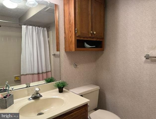 1 INVERNESS CIR, Marlton, NJ 08053