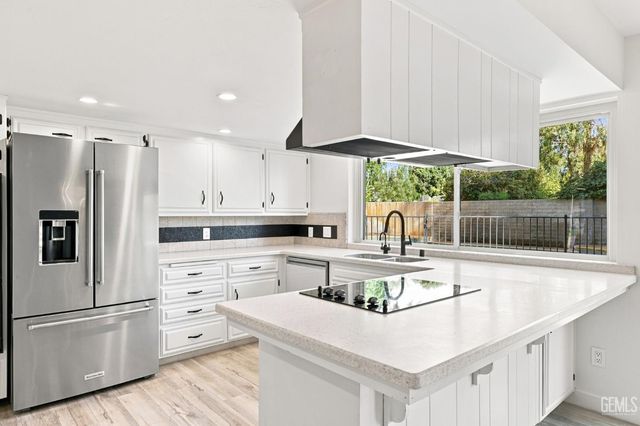7800 De Colores Court, Bakersfield, CA 93309