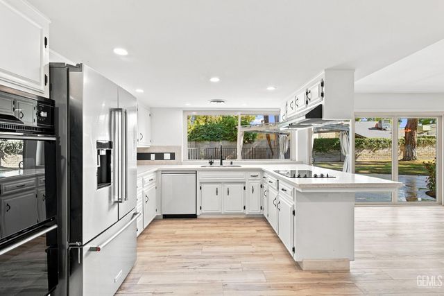 7800 De Colores Court, Bakersfield, CA 93309