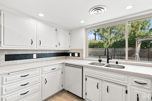7800 De Colores Court, Bakersfield, CA 93309