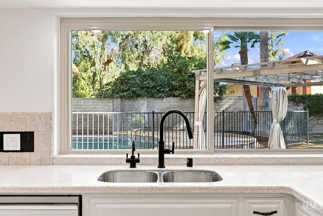 7800 De Colores Court, Bakersfield, CA 93309