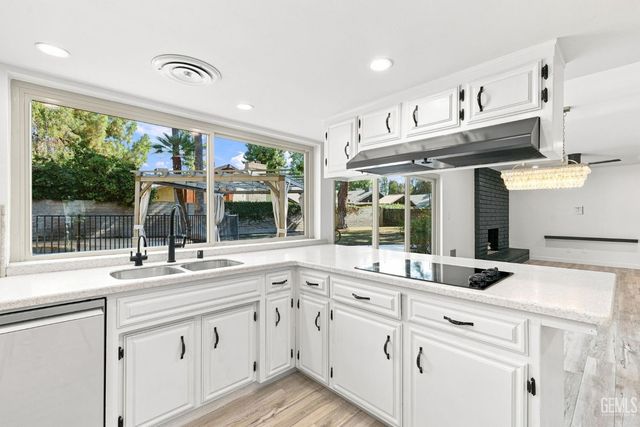 7800 De Colores Court, Bakersfield, CA 93309