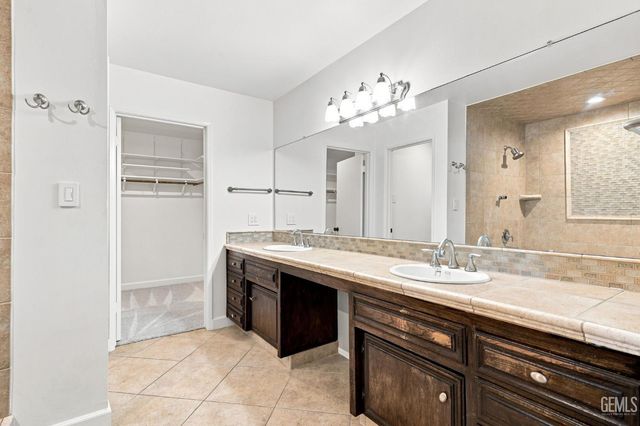 7800 De Colores Court, Bakersfield, CA 93309