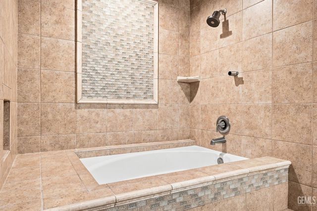7800 De Colores Court, Bakersfield, CA 93309