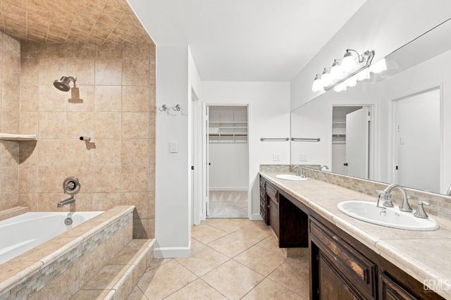 7800 De Colores Court, Bakersfield, CA 93309