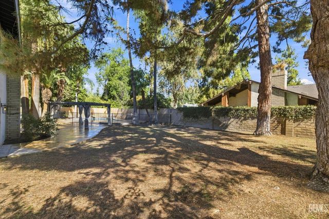 7800 De Colores Court, Bakersfield, CA 93309