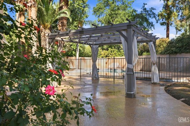 7800 De Colores Court, Bakersfield, CA 93309