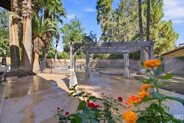 7800 De Colores Court, Bakersfield, CA 93309