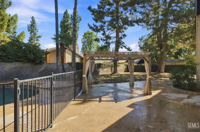 7800 De Colores Court, Bakersfield, CA 93309