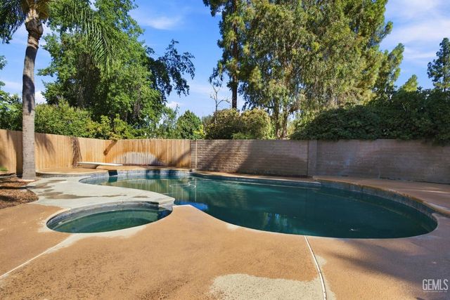 7800 De Colores Court, Bakersfield, CA 93309