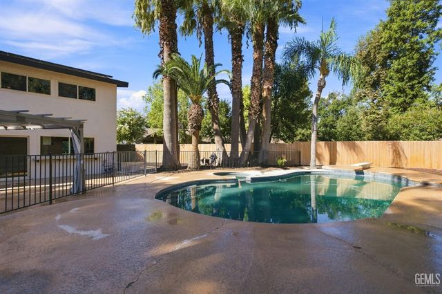 7800 De Colores Court, Bakersfield, CA 93309