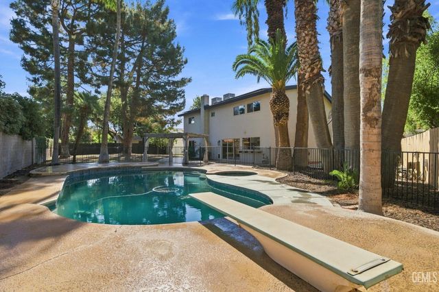 7800 De Colores Court, Bakersfield, CA 93309